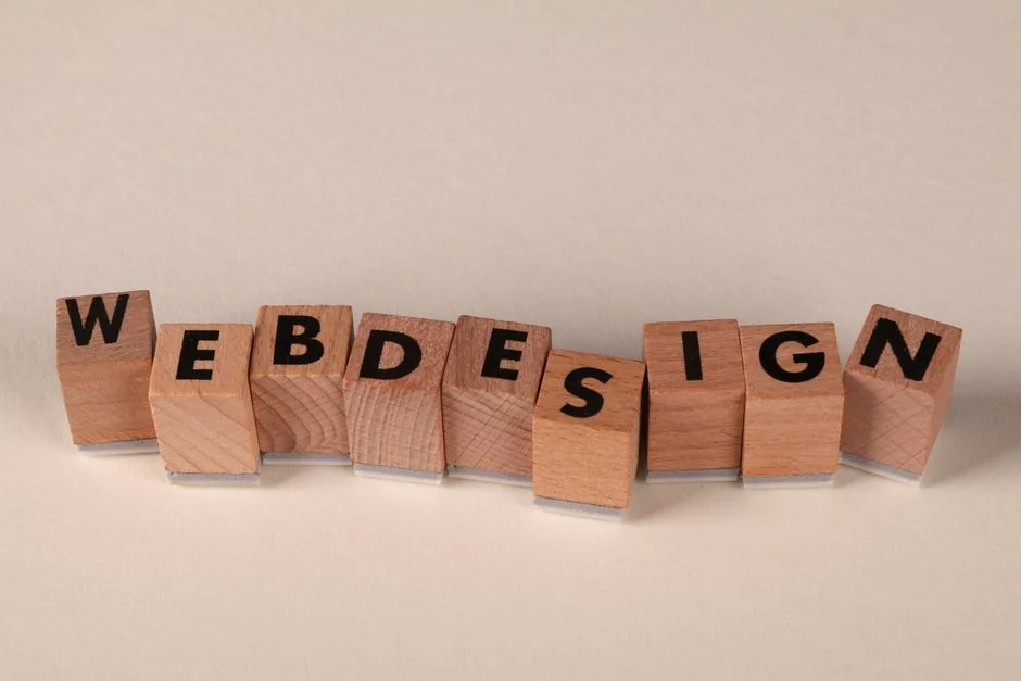 Des blocs de bois formant l’expression web design illustrent de façon créative le concept de design numérique.